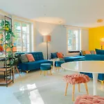 Stylish Garden-Gem By Lake: Pet-Friendly & Central