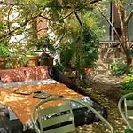 Stylish Garden-Gem By Lake: Pet-Friendly & Central