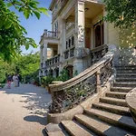 Stylish Garden-Gem By Lake: Pet-Friendly & Central