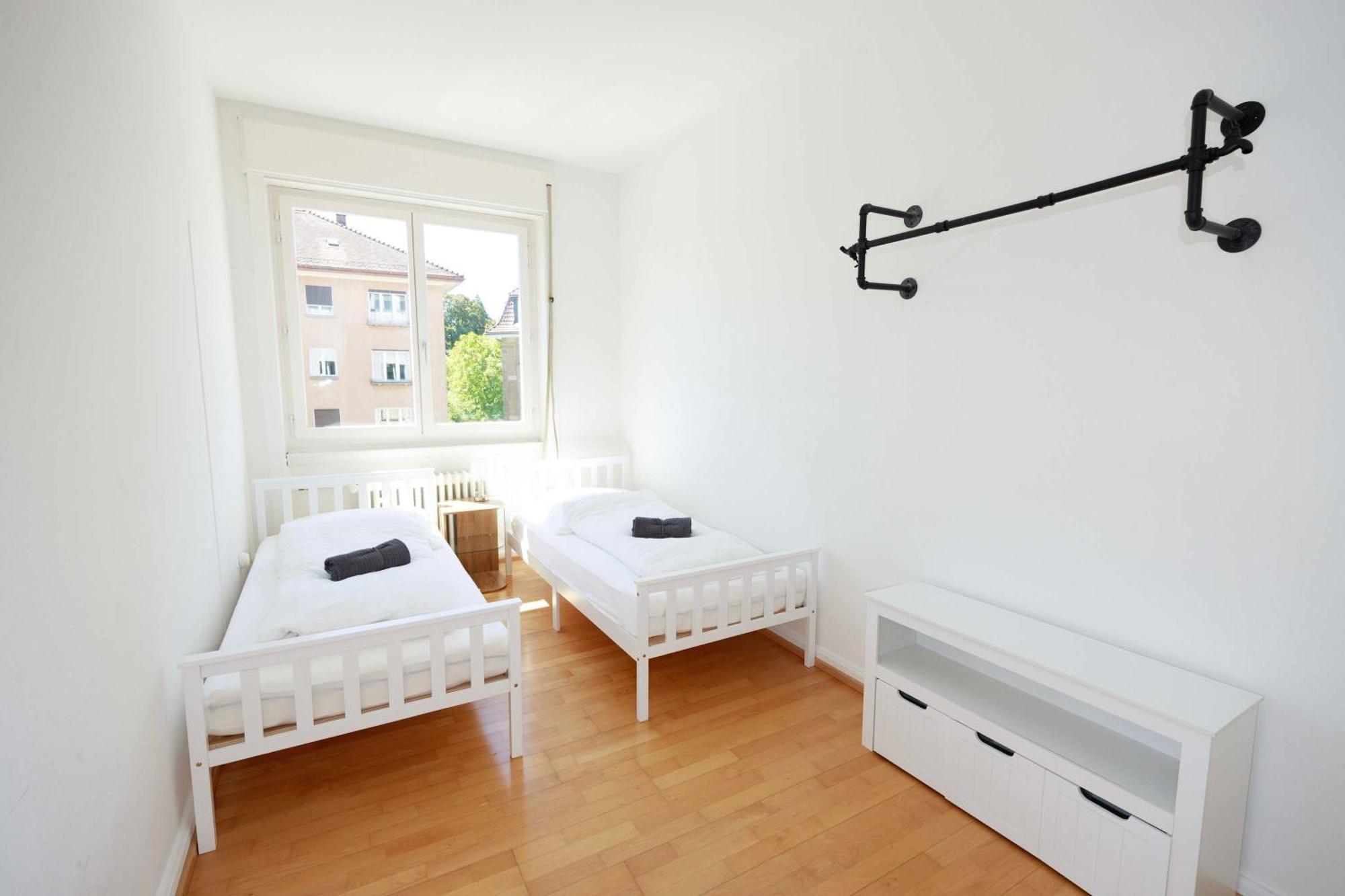 Gem Steps To Tram Family & Group *