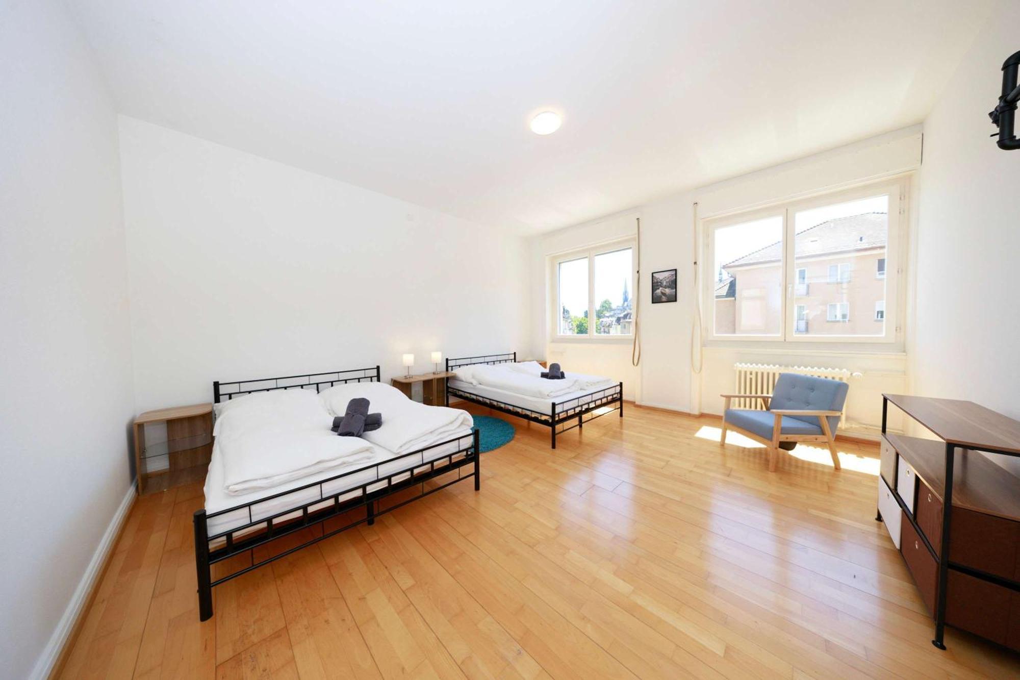 Gem Steps To Tram Family & Group Apartment *