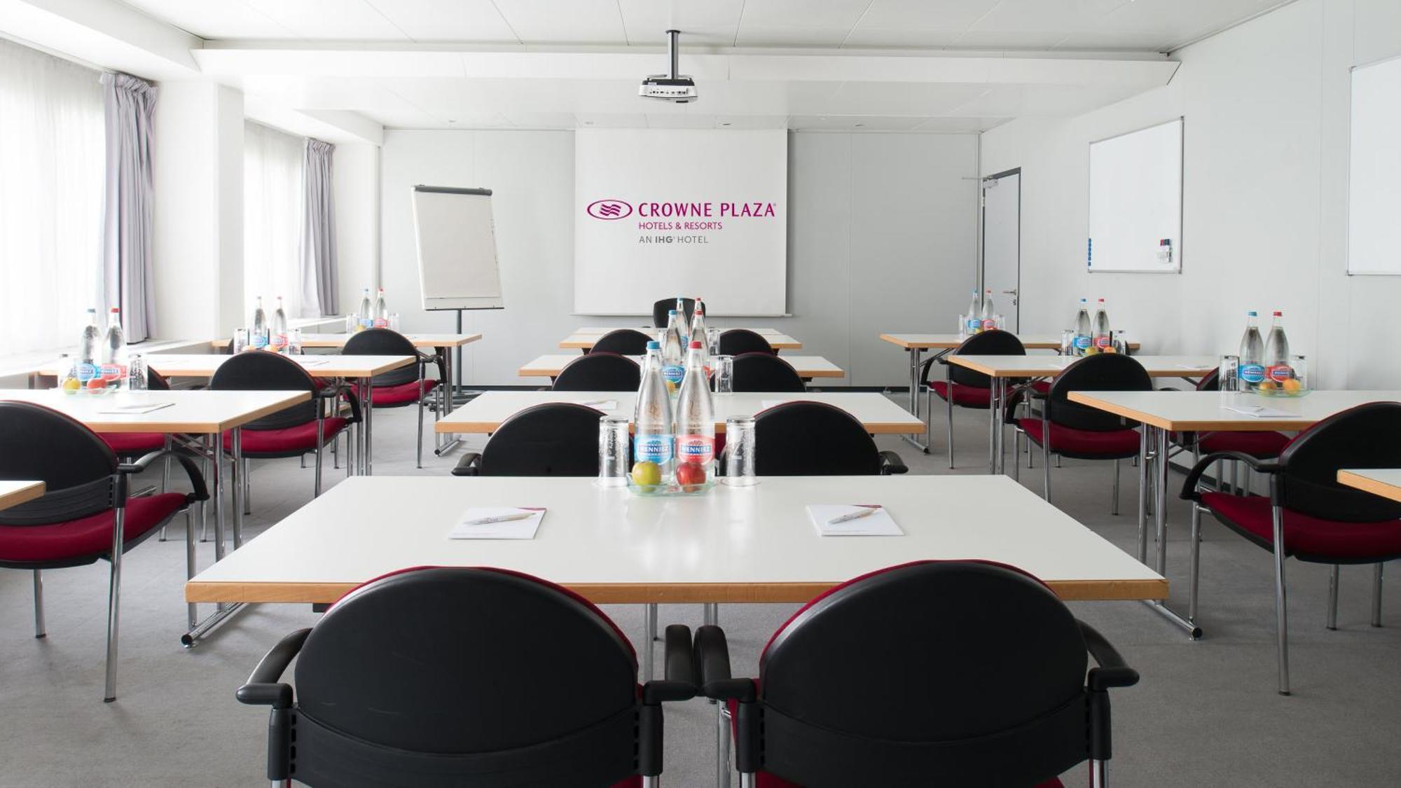 Crowne Plaza By Ihg Hotel 4*