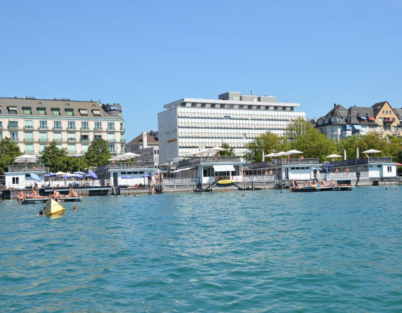 Lakeside Inn *