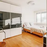 Modern Apartment With Balcony In Zurich Center A Hoh - Self Checkin