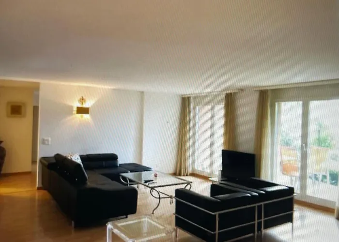 Centrally Located, Spacious Modern Apartment