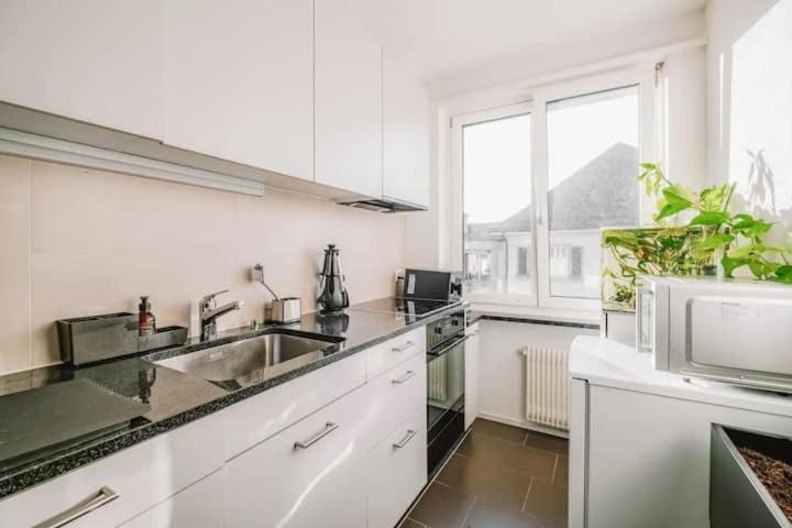 Modern Apartment With Balcony In Zurich Center A Hoh - Self Checkin Apartment *