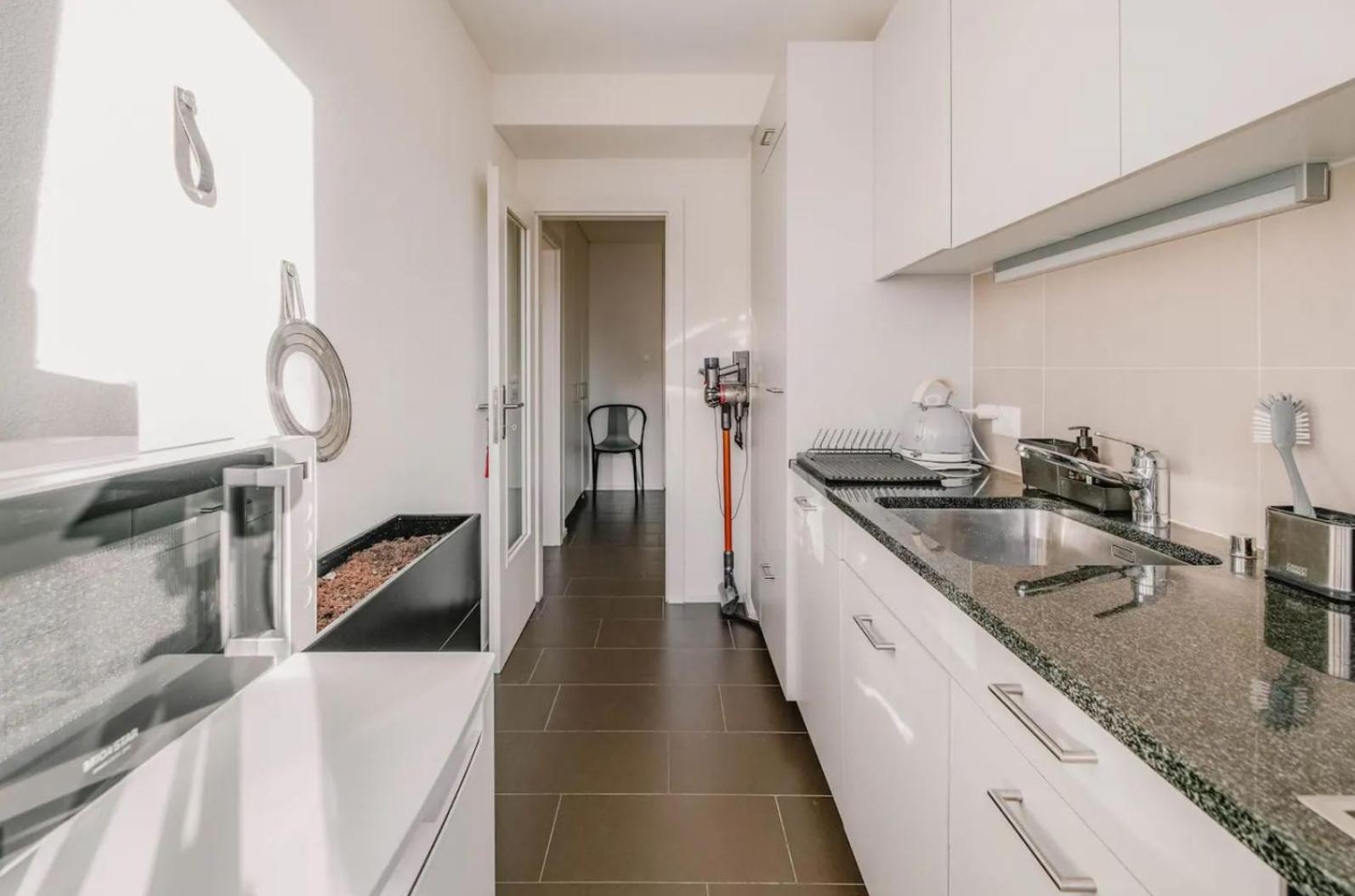 Modern Apartment With Balcony In Zurich Center A Hoh - Self Checkin