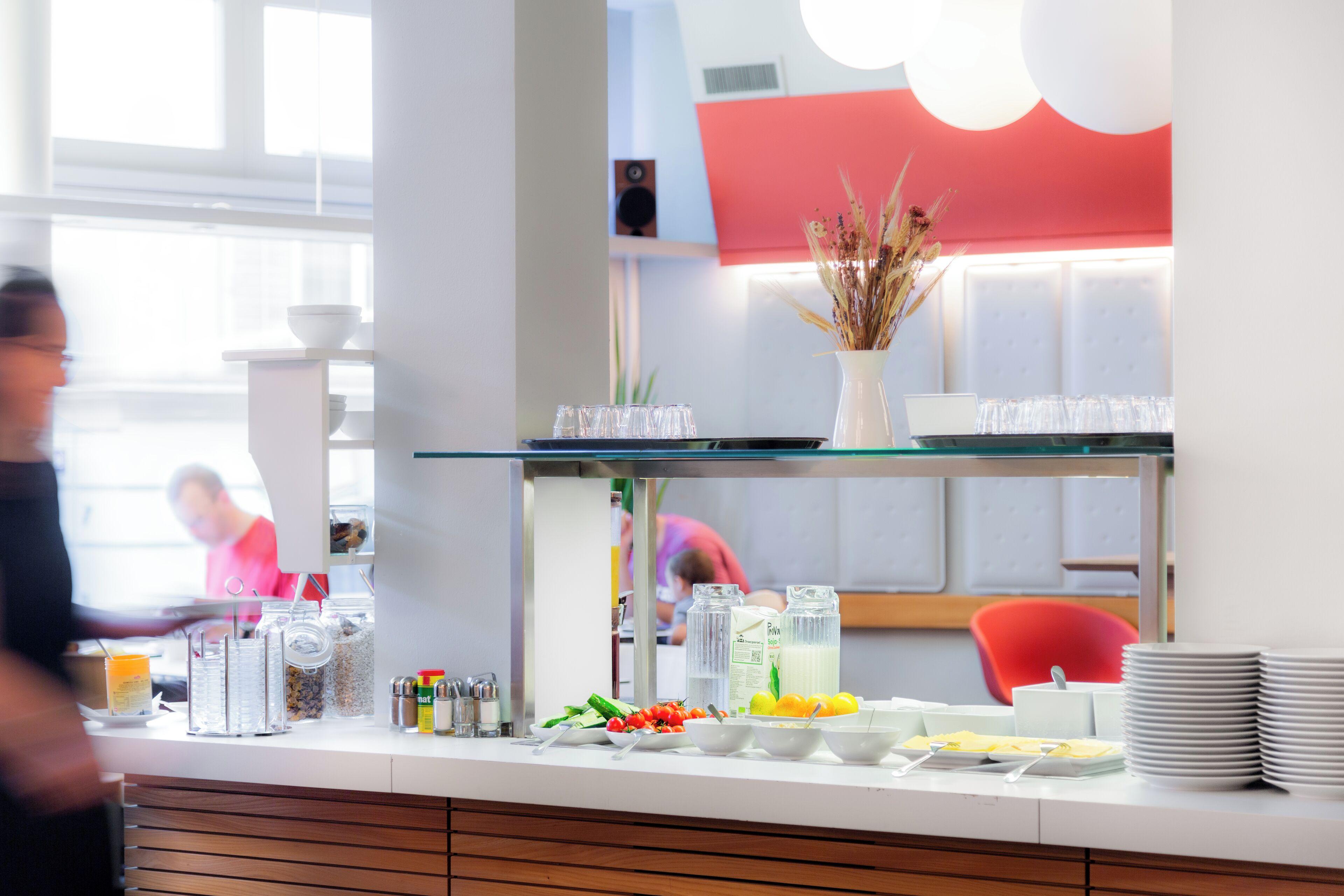 Marta - 1950's Architecture In Zurich's Vibrant Old Town, Near Main Station Hotel 2*