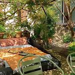 Stylish Garden-Gem By Lake: Pet-Friendly & Central