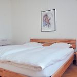Spacious 2-Bedroom Near Lake - Stardust 32
