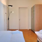 Spacious 2-Bedroom Near Lake - Stardust 32
