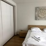Very Sunny 1Br Flat In The City Center - West4