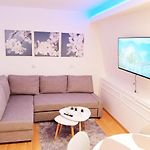 Quiet City Apartment Near Lake & Opera