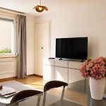 Acacia Suite Bright 3-Room Apartment