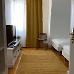 Dieci Allo Zoo Guest house *