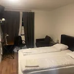 Lindas Rooms With Shared Bathrooms And Apartments- Self Check-In