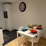 Gemuetliche Wohnung An Bester Lage Im Kreis 4