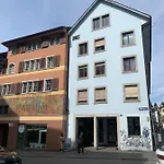 Cozy Unit 11 In Center Of Apartment *