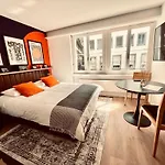 Cozy Unit 11 In Center Of *