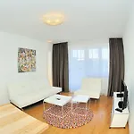 Cozy 1Br Near Lake With Balcony - Mill 422