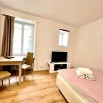 Heart Of Modern Hg7 Apartment