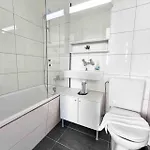 Apartment Downtown Deluxe With Queen Bed Be-25