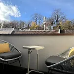 Premium Penthouse Studio - Ac, Laundry, Balcony, Parking
