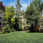 Stylish Garden-Gem By Lake: Pet-Friendly & Central