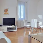 Spacious 2-Bedroom Near Lake - Stardust 32