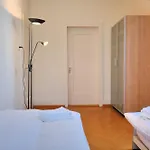 Spacious 2-Bedroom Near Lake - Stardust 32