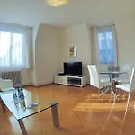 Spacious 2-Bedroom Near Lake - Stardust 32