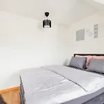 Charmante Wohnung An Beliebter, Urbaner Lage