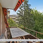 Apartment 15-min To Center: Cozy