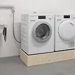 New Comfortable Basic 1 Bedroom Apartment With Sep Kitchen And Balcony
