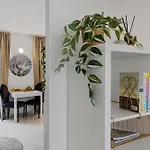 Boutique Stay King Size Bed 700Mbps Smart Tv