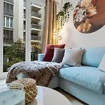 Boutique Stay King Size Bed 700Mbps Smart Tv