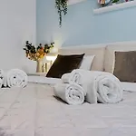 Boutique Stay King Size Bed 700Mbps Smart Tv