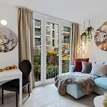 Boutique Stay King Size Bed 700Mbps Smart Tv