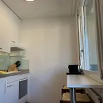 Bright And Practical - Art 16 Apartment *