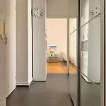 Comfort For One Guest With Shared Bathroom In Enge Near Centre & Zurich, July & August Only