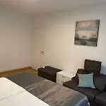 Comfort Room For One Guest With Shared Bathroom In Enge Near City Centre & Lake Zurich, July & August Only