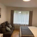 Comfort Room For One Guest With Shared Bathroom In Enge Near City Centre & Lake Zurich, July & August Only