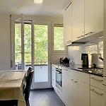 Comfort For One Guest With Shared Bathroom In Enge Near Centre & Zurich, July & August Only
