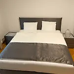 Comfort Room For One Guest With Shared Bathroom In Enge Near City Centre & Lake Zurich, July & August Only