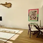 Spacious Floor For 8 Guests -10-
