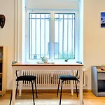 Urban Retreat - Cozy Studio With Private Patio