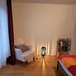 Cosy & Central, Lovely Terrace Over River & Park Apartment
