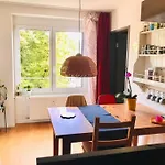 Cosy & Central, Lovely Terrace Over River & Park Apartment *