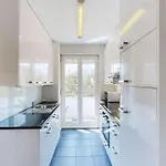 Very Spacious In Center - Parkview 4 Apartment