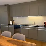 Apartment Modern 1br With In Trendy Area - West 10 *